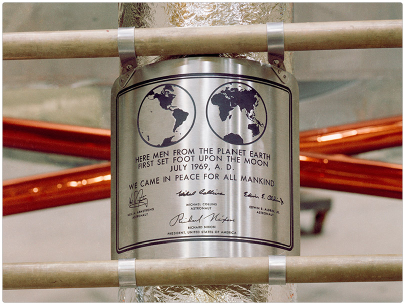Plakette am Mondlandemodul von Apollo 11